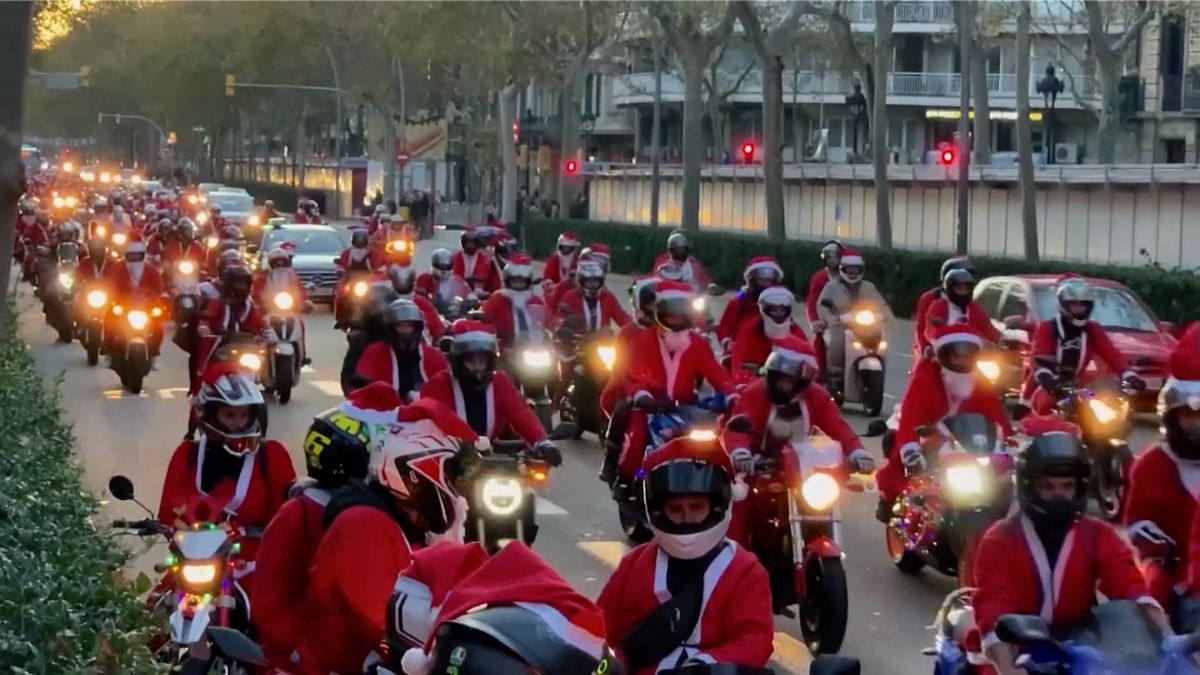 Tisíce Santa Clausů se na motorkách prohnaly centrem Barcelony